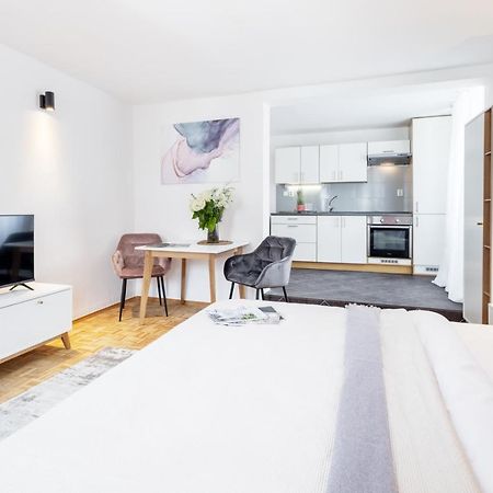 Wine & Bike City Tower Apartments Зноймо Екстериор снимка