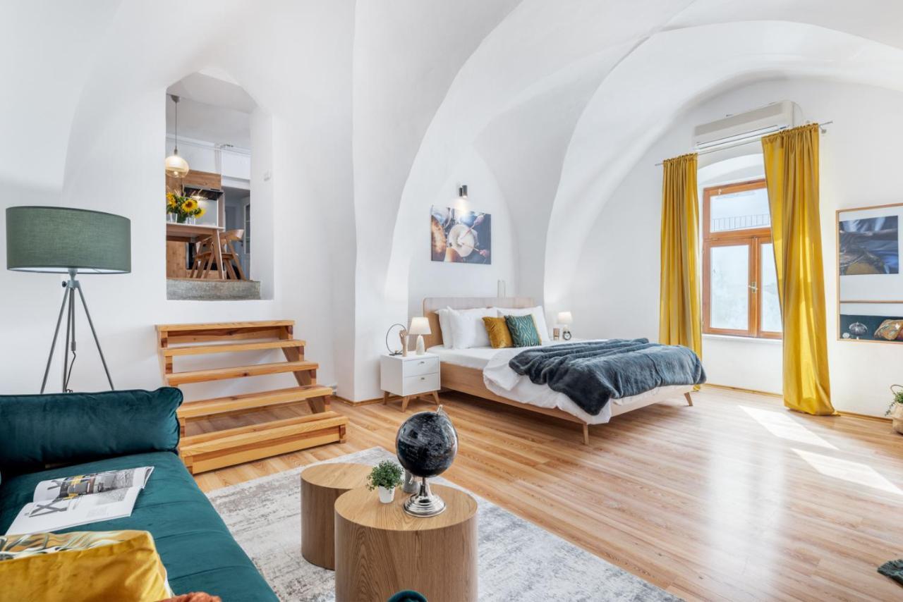Wine & Bike City Tower Apartments Зноймо Екстериор снимка