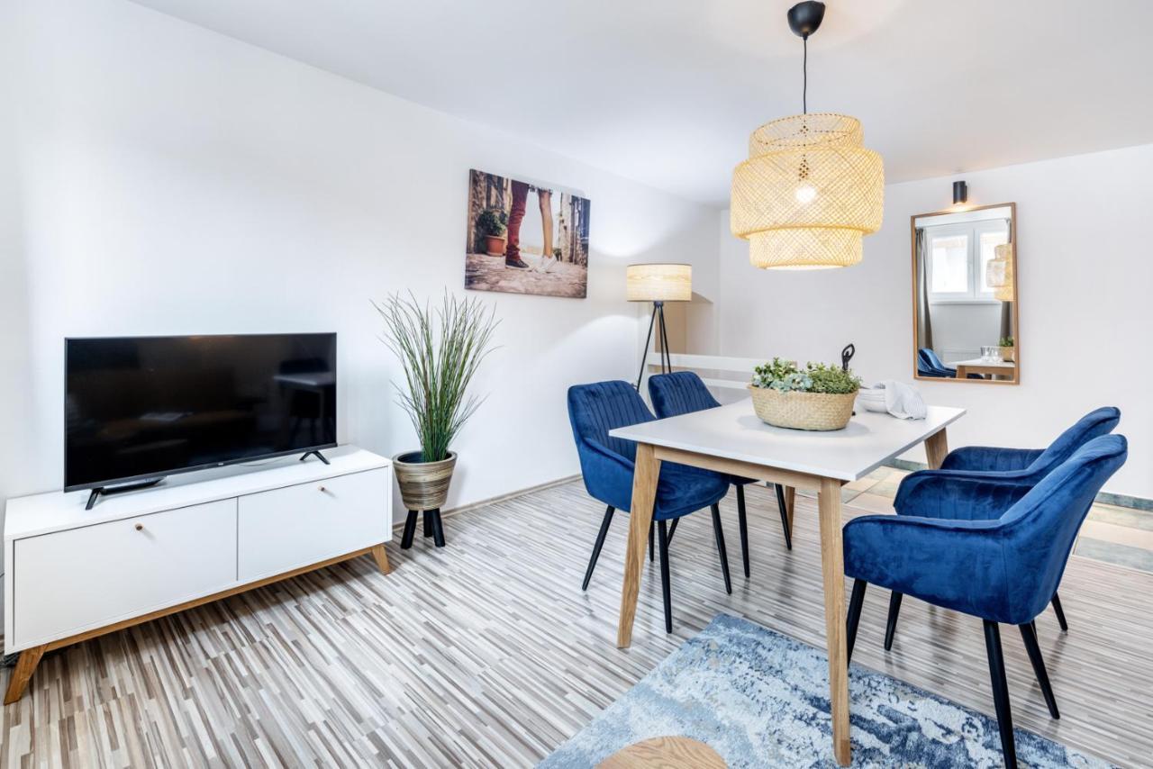 Wine & Bike City Tower Apartments Зноймо Екстериор снимка