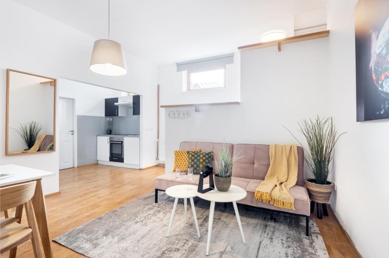 Wine & Bike City Tower Apartments Зноймо Екстериор снимка