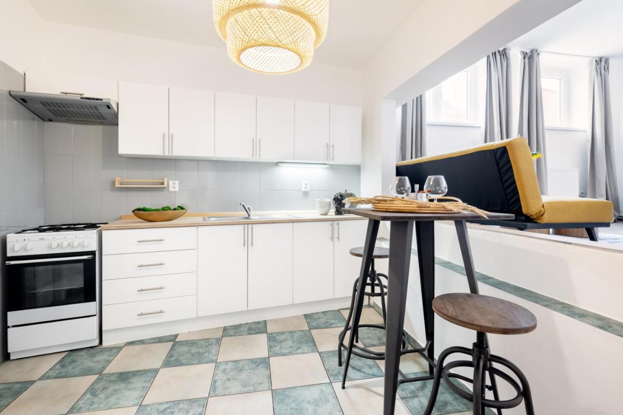 Wine & Bike City Tower Apartments Зноймо Екстериор снимка