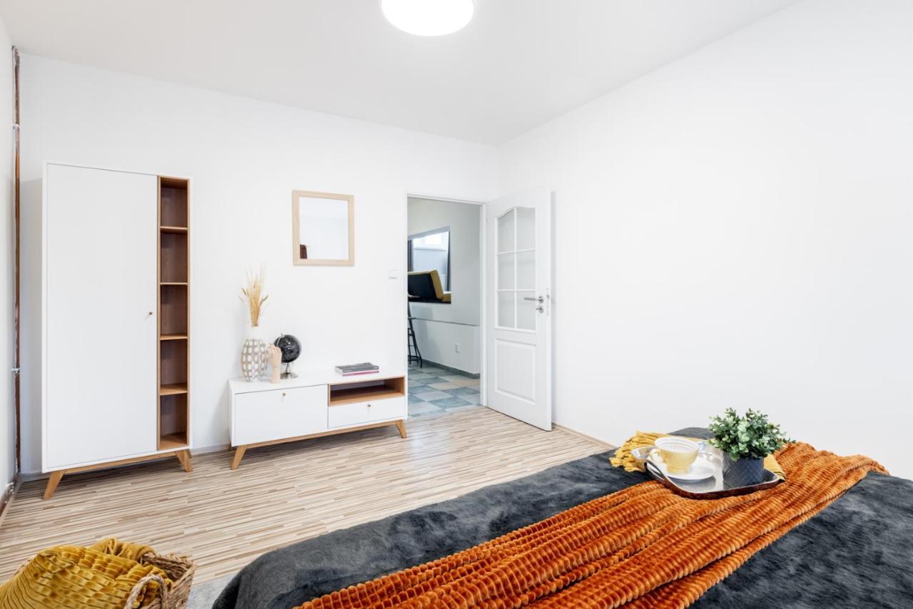 Wine & Bike City Tower Apartments Зноймо Екстериор снимка