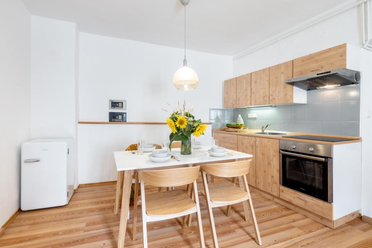 Wine & Bike City Tower Apartments Зноймо Екстериор снимка