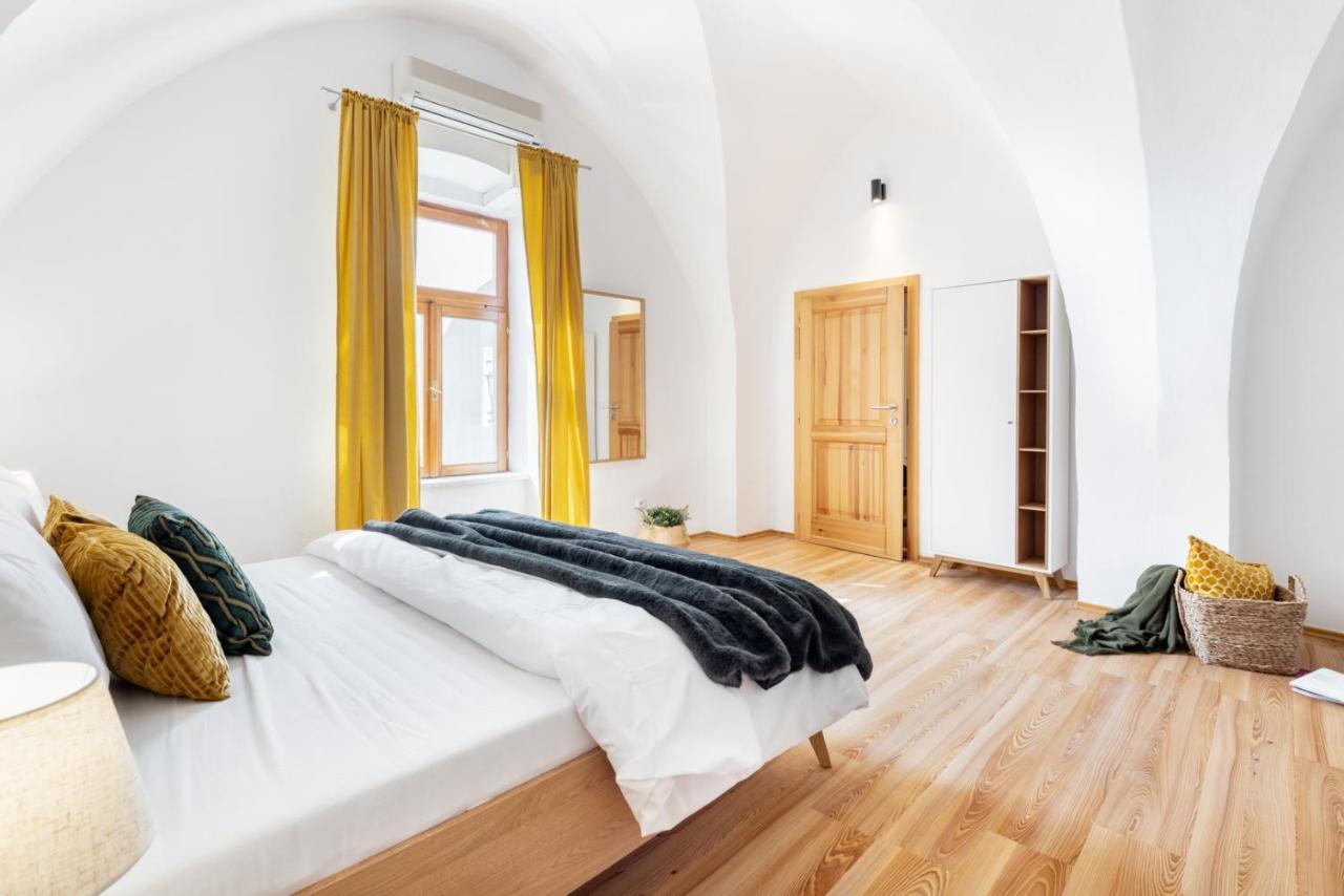 Wine & Bike City Tower Apartments Зноймо Екстериор снимка