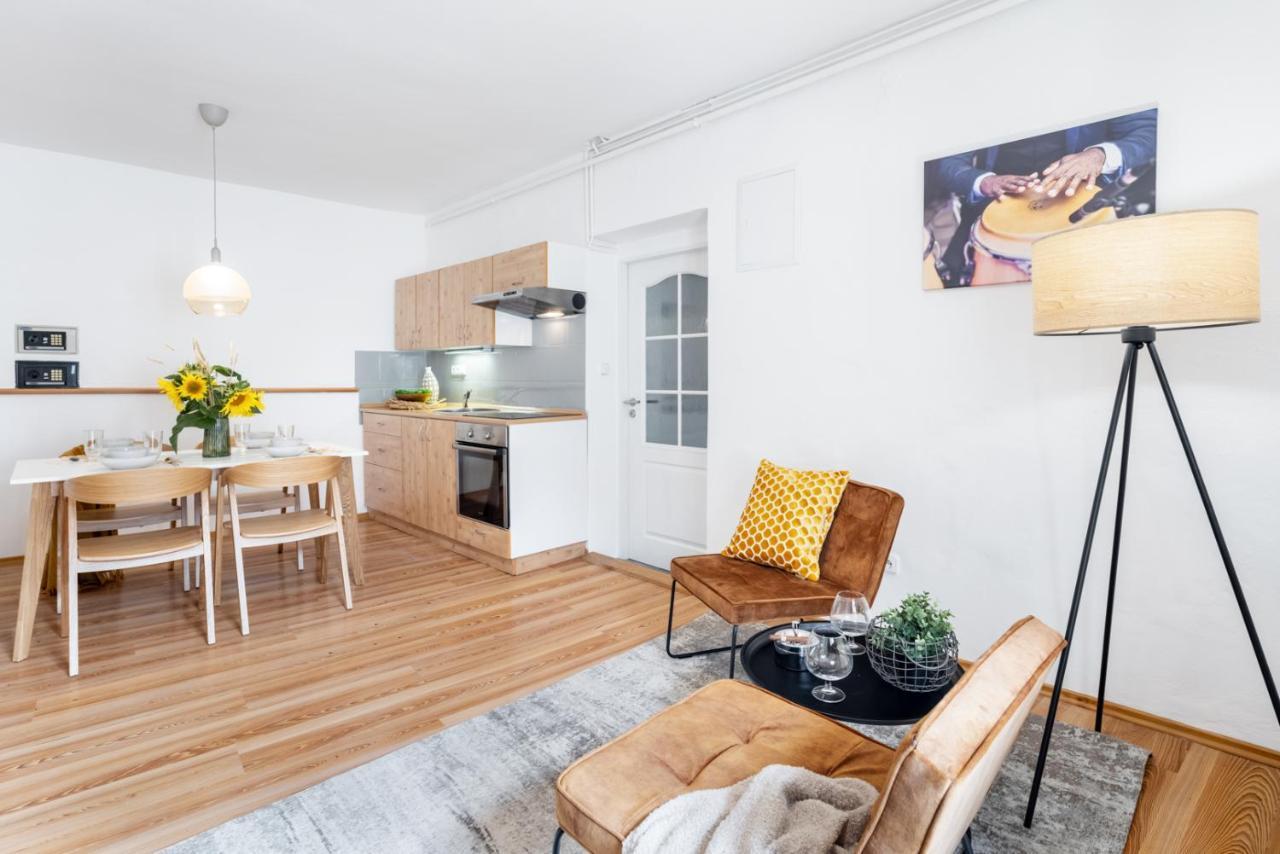 Wine & Bike City Tower Apartments Зноймо Екстериор снимка