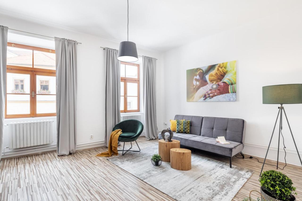 Wine & Bike City Tower Apartments Зноймо Екстериор снимка