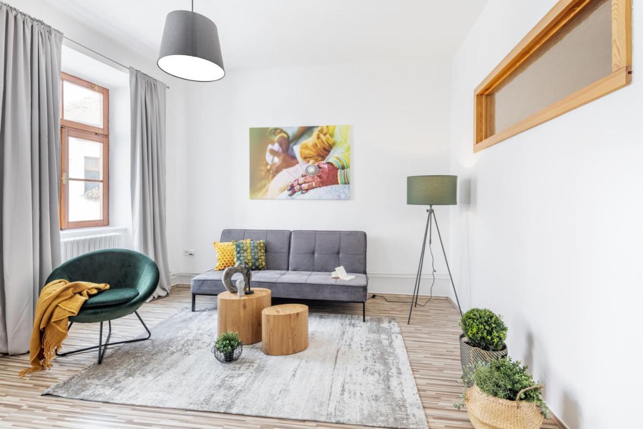Wine & Bike City Tower Apartments Зноймо Екстериор снимка