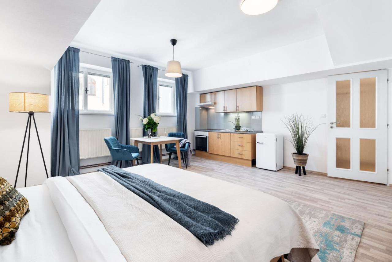 Wine & Bike City Tower Apartments Зноймо Екстериор снимка